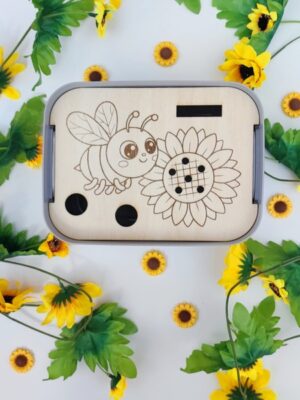 Insert en bois pour bac sensoriel, décoré d'une abeille et d'un tournesol avec des trous pour pompons