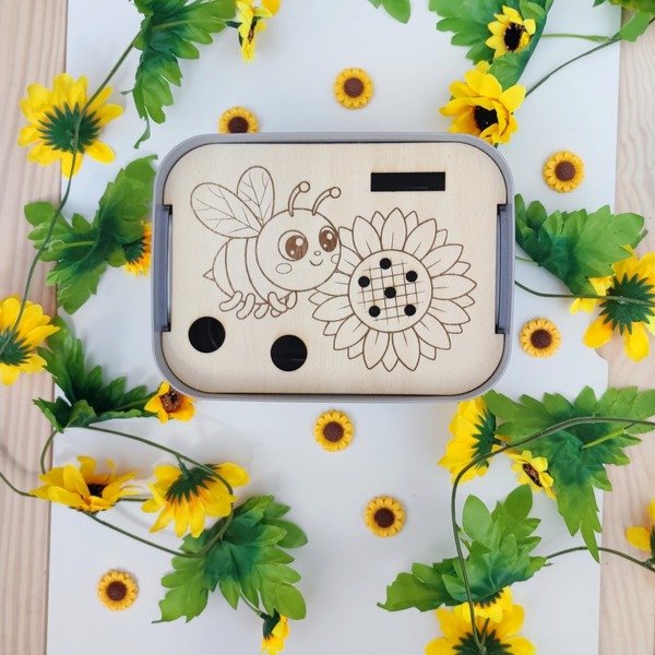 Insert en bois pour bac sensoriel, décoré d'une abeille et d'un tournesol avec des trous pour pompons
