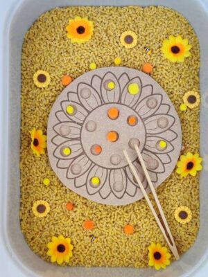 Plateau de motricité fine en bois MDF en forme de tournesol avec pompons colorés et baguettes