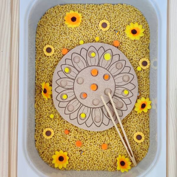 Plateau de motricité fine en bois MDF en forme de tournesol avec pompons colorés et baguettes