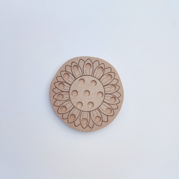 Plateau de motricité fine en MDF brut gravé en forme de tournesol avec encoches rondes