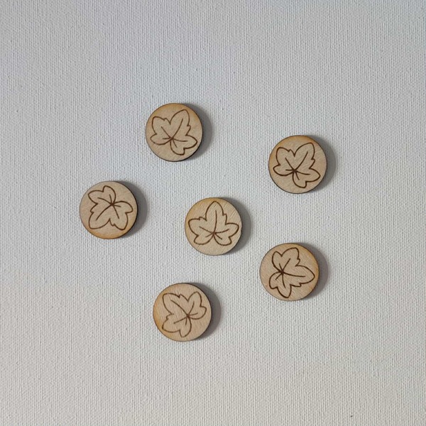 Jetons en bois gravés de motifs de feuilles pour activités éducatives inspirées de la nature