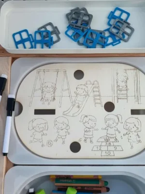 Insert en bois cour de récréation Montessori avec enfants jouant, utilisé dans un plateau éducatif