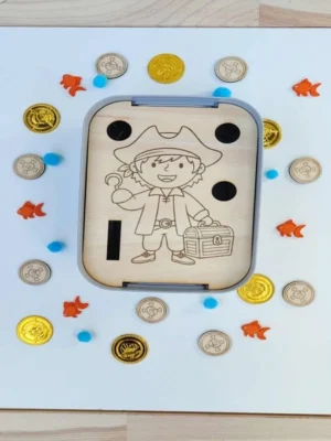 Insert pirate en bois avec jetons et pièces dorées dans un bac sensoriel