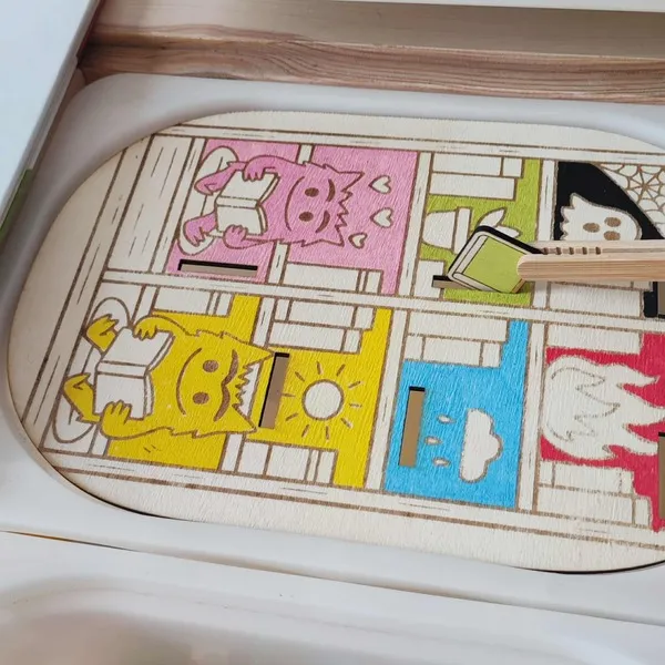 Jeu éducatif en bois “Bibliothèque des émotions” avec insertion d’un petit livre vert à la pince