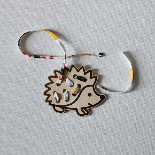 Carte à lacer en bois en forme de hérisson avec lacet coloré pour activité Montessori