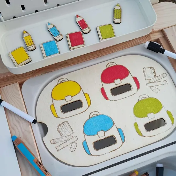 Insert cartables en bois avec jetons crayons et cahiers colorés, activité éducative pour apprendre les couleurs