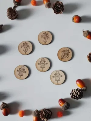 Jetons ronds en bois gravés d’épis de maïs et d’épouvantails pour activités éducatives sur le thème de l’automne