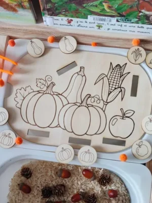 Plateau sensoriel en bois thème automne avec jetons à trier représentant des légumes et fruits de saison