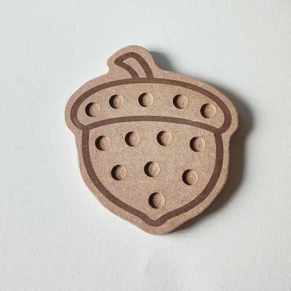Plateau en bois en forme de gland pour activité Montessori d’automne et développement de la motricité fine