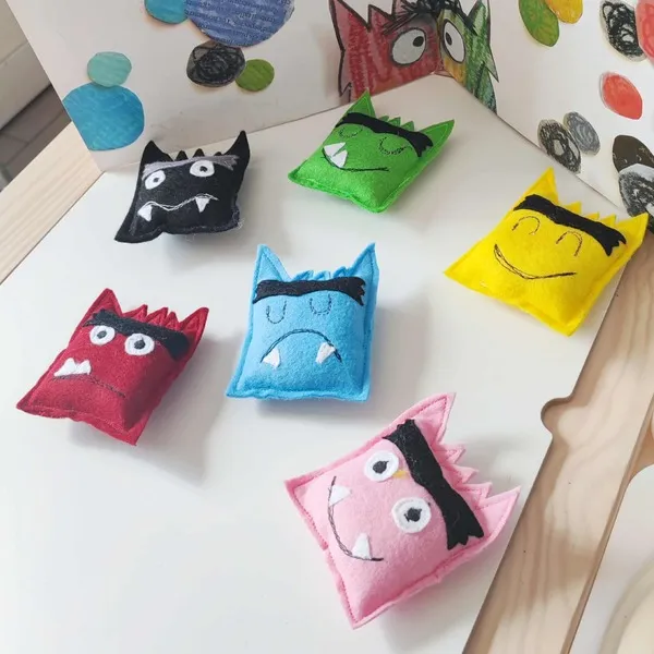 Six coussins en feutrine représentant des monstres colorés exprimant différentes émotions pour activités éducatives Montessori