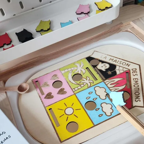 Jeu éducatif “La maison des émotions” en bois avec monstres colorés à manipuler pour apprendre les sentiments
