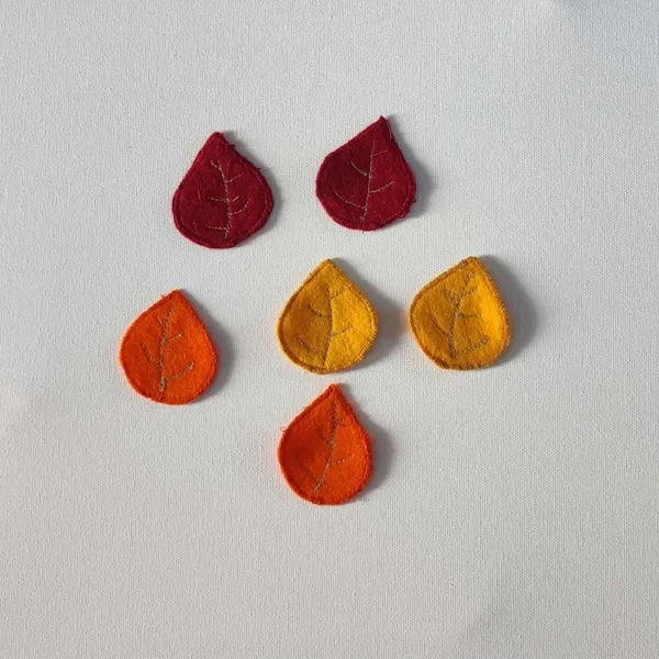 Feuilles d’automne en feutrine rouge, orange et jaune cousues main pour activité sensorielle Montessori