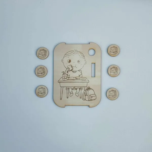 Insert en bois goûter d’école Montessori avec enfant et jetons cartables