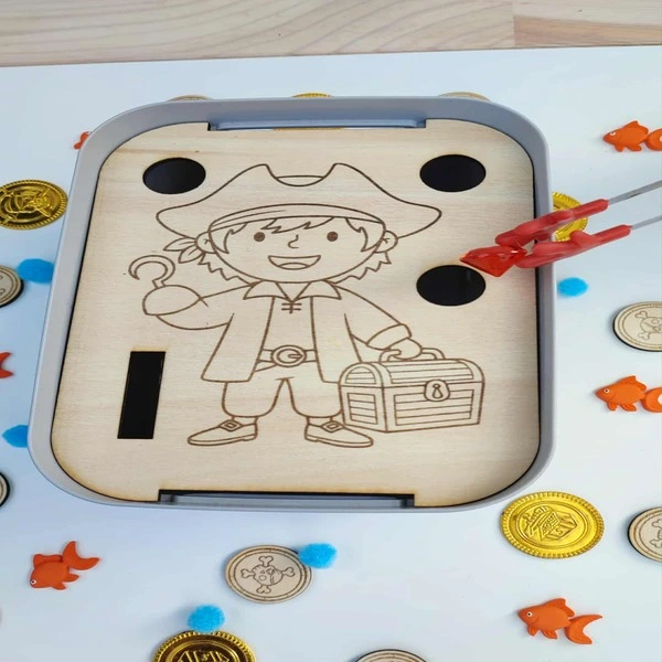 Enfant jouant avec un insert en bois pirate pour bac sensoriel