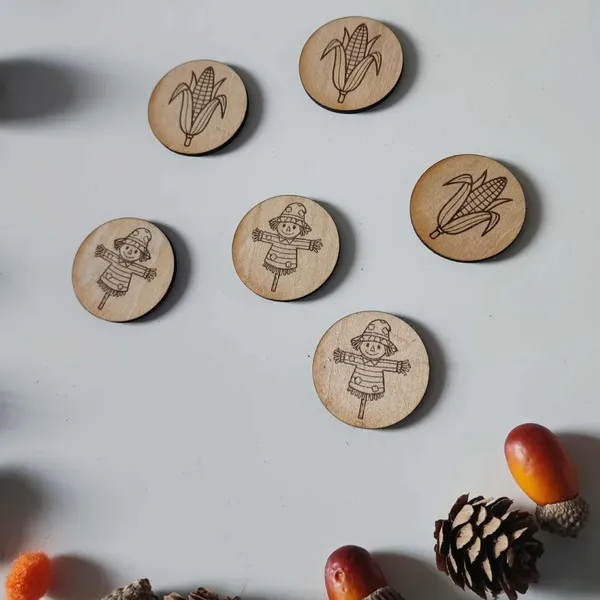 Jetons en bois gravés d’épouvantails et d’épis de maïs pour jeux éducatifs sur le thème de l’automne