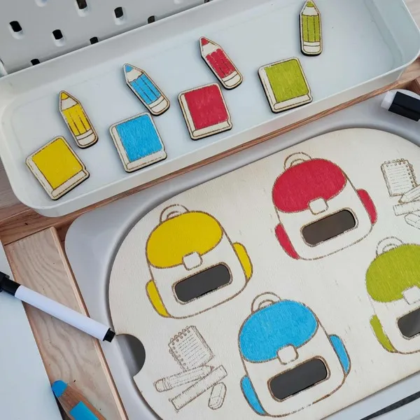 Insert cartables en bois avec jetons colorés crayons et cahiers, activité Montessori de tri et d’association