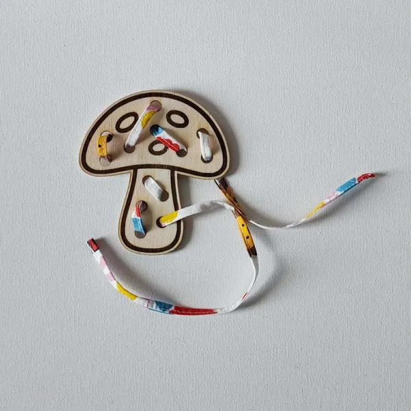 Carte à lacer en bois en forme de champignon pour motricité fine Montessori