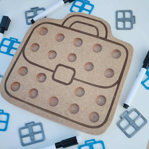 Plateau en bois en forme de cartable pour motricité fine et apprentissage sensoriel