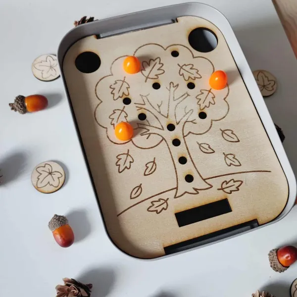 Plateau sensoriel en bois avec arbre gravé et jetons colorés pour activité de motricité fine Montessori