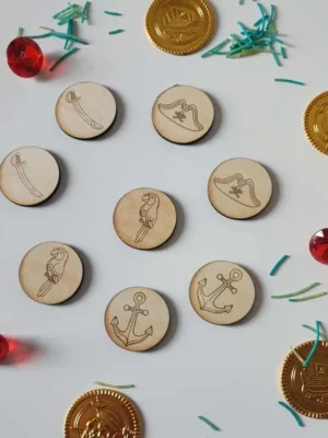 Jetons en bois gravés sur le thème pirate avec décor pièces d’or et gemmes
