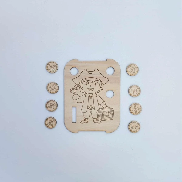 Insert en bois gravé d’un pirate avec pièces assorties pour bac sensoriel