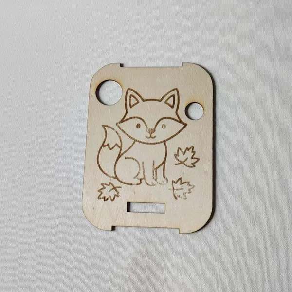 Plateau éducatif en bois gravé d’un renard et de feuilles d’automne – activité sensorielle Montessori