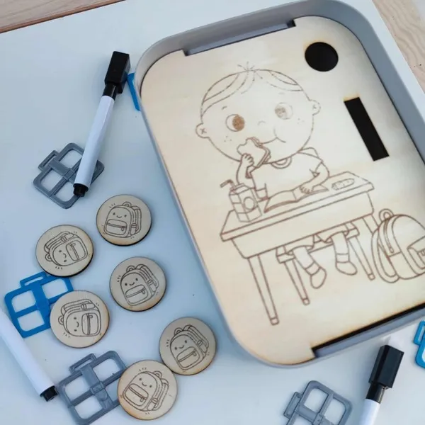 Plateau éducatif en bois goûter d’enfant avec jetons cartables Montessori