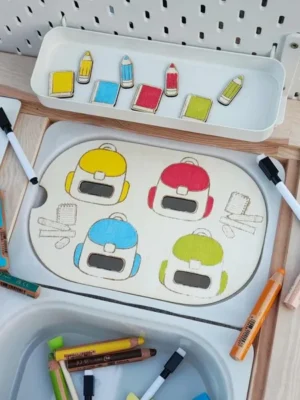 Insert en bois cartables colorés avec jetons crayons et cahiers assortis, activité éducative sur les couleurs