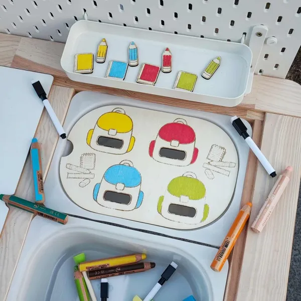 Insert en bois cartables colorés avec jetons crayons et cahiers assortis, activité éducative sur les couleurs