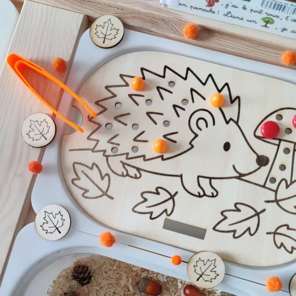 Plateau éducatif en bois hérisson avec jetons colorés pour activité de motricité fine inspirée Montessori