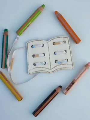 Carte à lacer en bois en forme de livre avec lacet et crayons de couleur Montessori