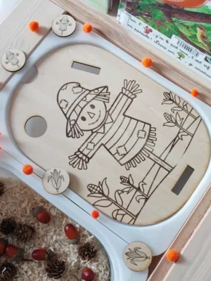 Plateau d’activité Montessori en bois avec épouvantail gravé et jetons d’association sur le thème de l’automne