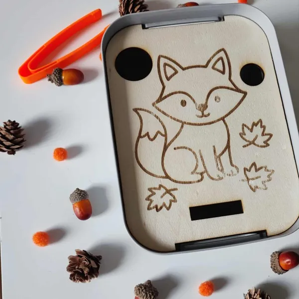 Plateau sensoriel en bois gravé d’un renard automnal – activité Montessori motricité fine