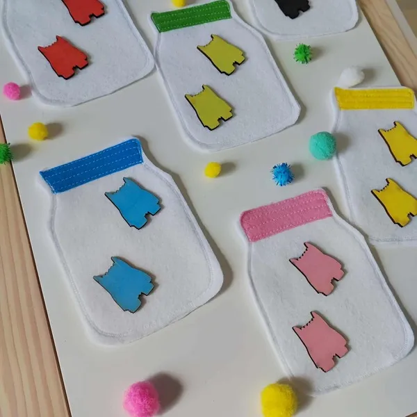 Activité sensorielle de tri des couleurs avec pots en feutrine et figurines en bois
