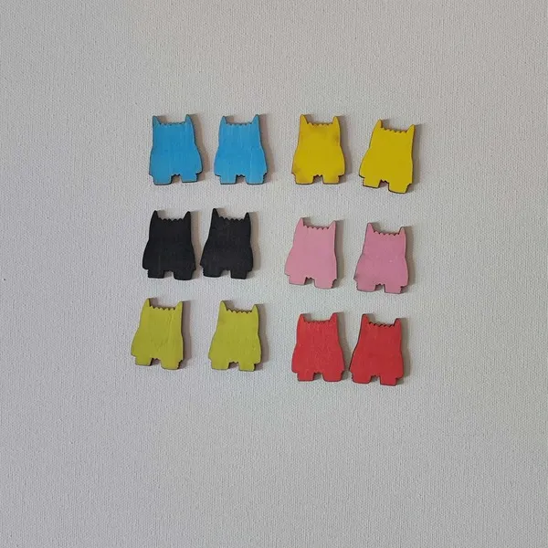 Jetons en bois colorés représentant des petits monstres pour activités éducatives et tri des émotions