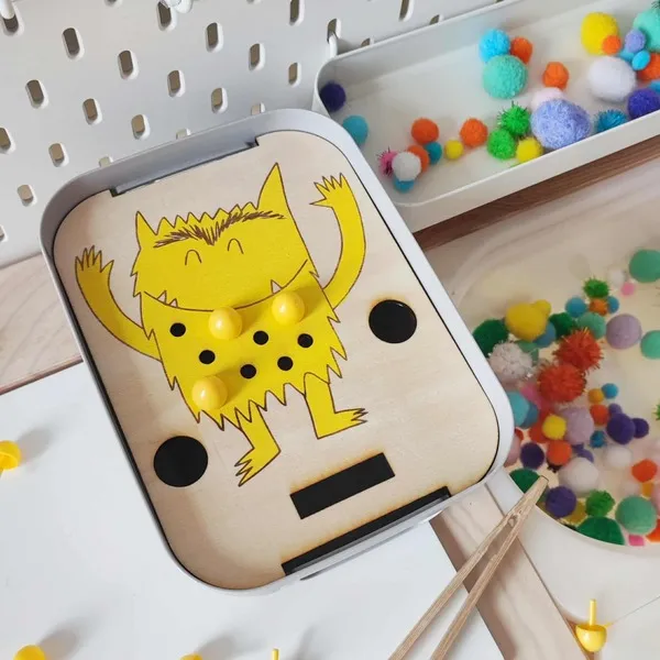 Support en bois monstre de la joie avec pompons pour activité de motricité fine
