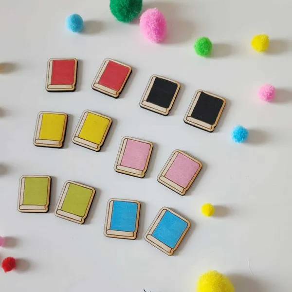 Jetons en bois colorés en forme de livres avec pompons sensoriels pour activités Montessori