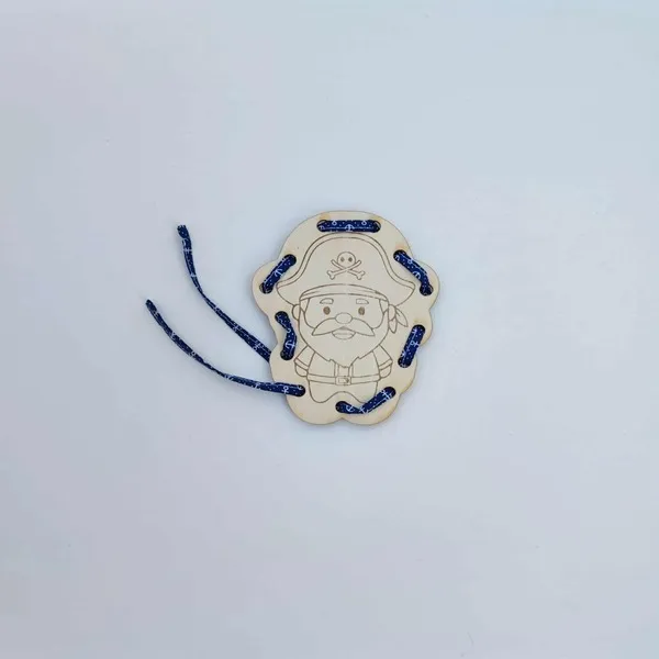 Carte à lacer en bois représentant un pirate, avec lacet bleu inséré autour du contour