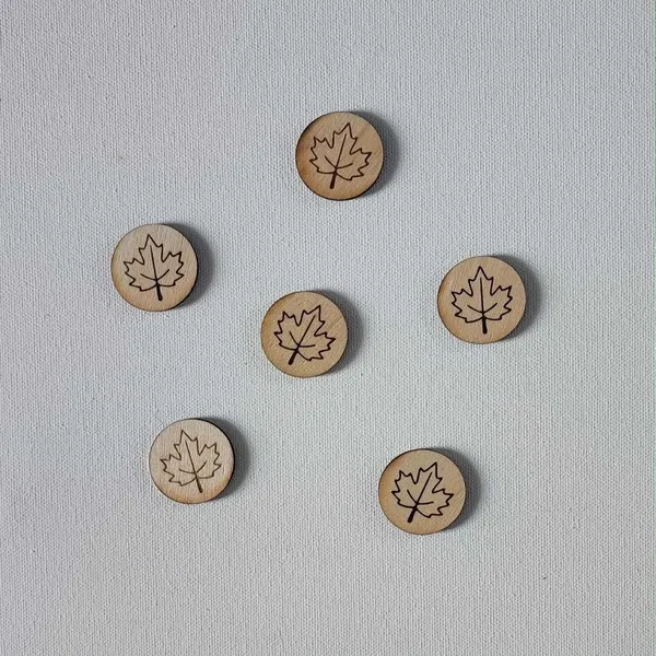 Jetons en bois gravés de feuilles d’érable pour activités Montessori autour de l’automne