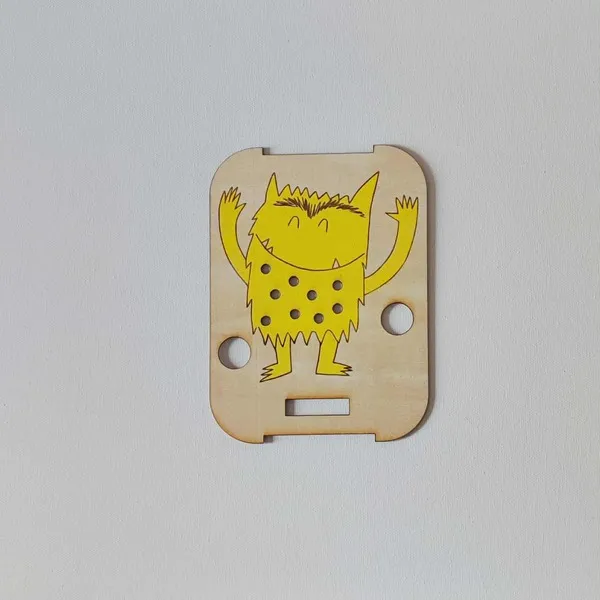 Plaque sensorielle en bois représentant le monstre de la joie du livre La couleur des émotions