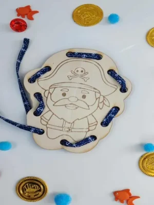 Carte à lacer pirate en bois avec lacet bleu pour activité Montessori