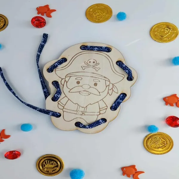 Carte à lacer pirate en bois avec lacet bleu pour activité Montessori
