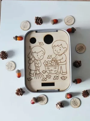 Plateau éducatif en bois thème automne avec enfants ramassant des feuilles – activité sensorielle Montessori