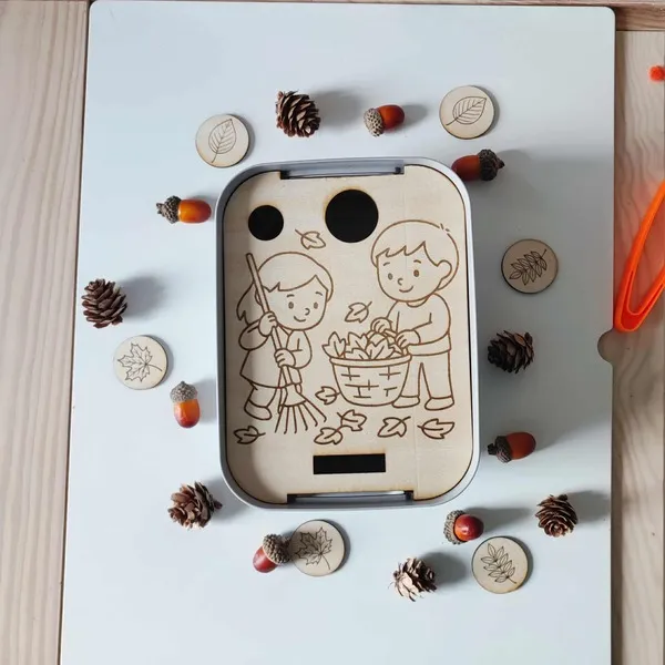 Plateau éducatif en bois thème automne avec enfants ramassant des feuilles – activité sensorielle Montessori
