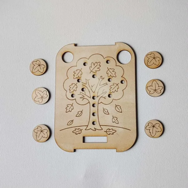 Plateau sensoriel en bois représentant un arbre et des feuilles tombantes – activité Montessori d’automne