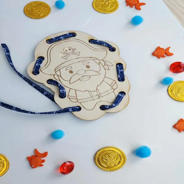 Carte à lacer en bois pirate avec lacet bleu et accessoires de jeu autour