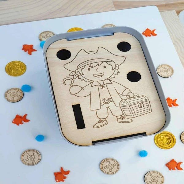Insert pirate en bois avec jetons et trésors dans un bac sensoriel