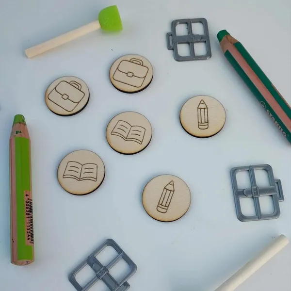 Jetons en bois gravés avec pictogrammes scolaires – cartable, livre et crayon pour activités éducatives