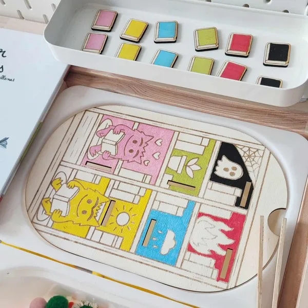 Jeu sensoriel en bois sur les émotions avec étagères colorées et petits livres à associer